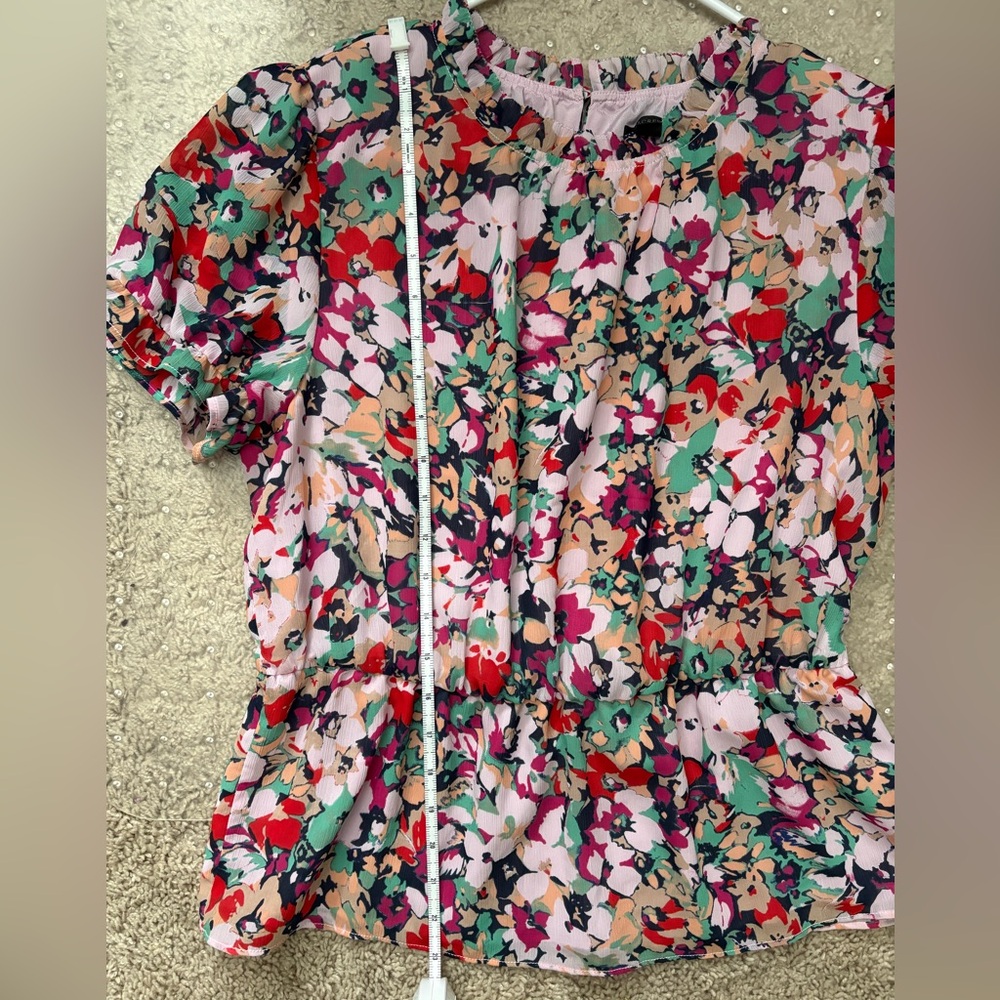 J.Crew Floral Peplum Blouse Size M • Pink Multicolor Ruffle Neck Lined Top - Picture 8 of 9